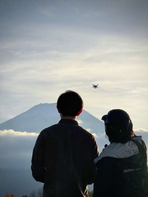 広がる自然の中での空撮体験風景