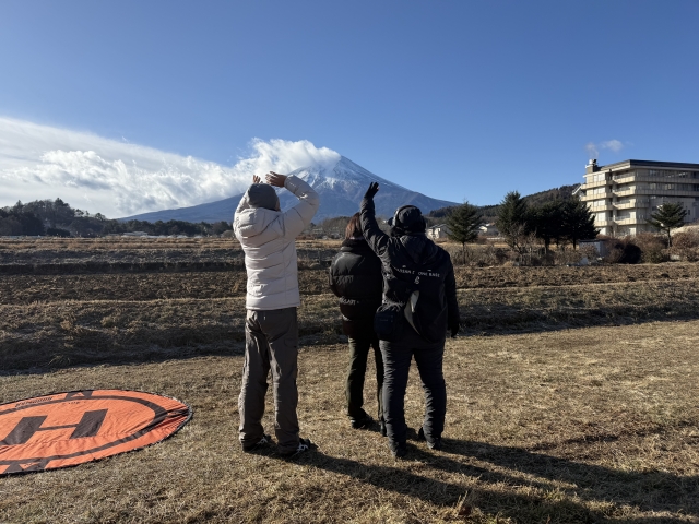 富士山ドローンベースでは、初めての方でも安心して空撮を体験できるよう、丁寧にサポートしております。