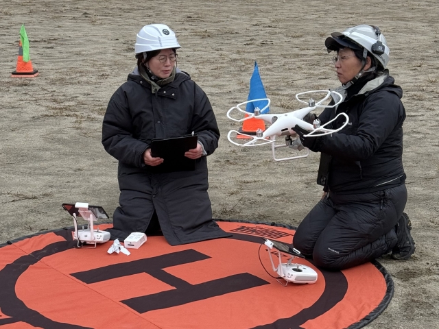 無人航空機操縦士講習の実技練習中。ドローンの操作方法を丁寧に確認しながら、安全な操縦を目指します。