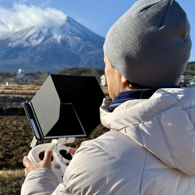 冬の澄んだ冷たい空気の中、ご家族の皆様が一緒に協力しながらドローンを操作される姿が印象的でした。